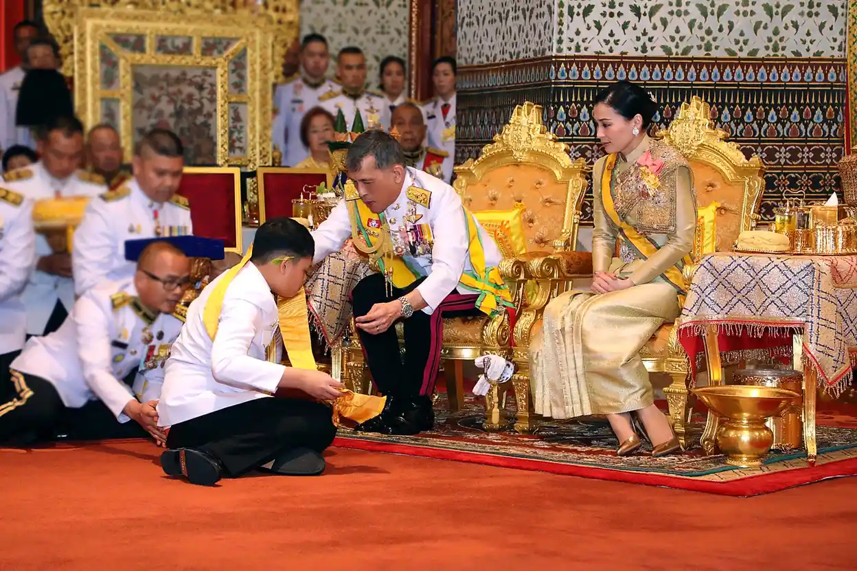 Prins Dipangkorn krijgt van zijn vader een nieuwe titel toebedeeld bij een ceremonie in 2019.