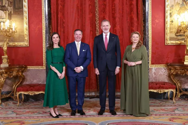 Koning Felipe en koningin Letizia ontvingen de kersverse groothertog en groothertogin te paleize.