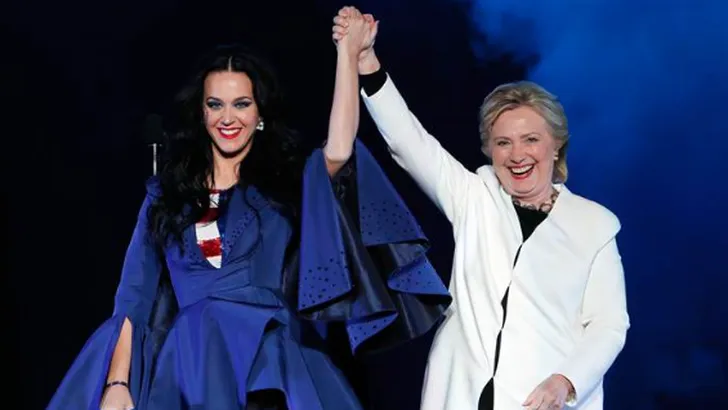 Hillary Clinton showt trots de geweldige pumps die Katy Perry voor haar ontwierp