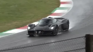 VIDEO: Aston Martin Valkyrie test op kletsnat Mugello