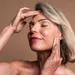 Vrouw bezig met haar skincare.