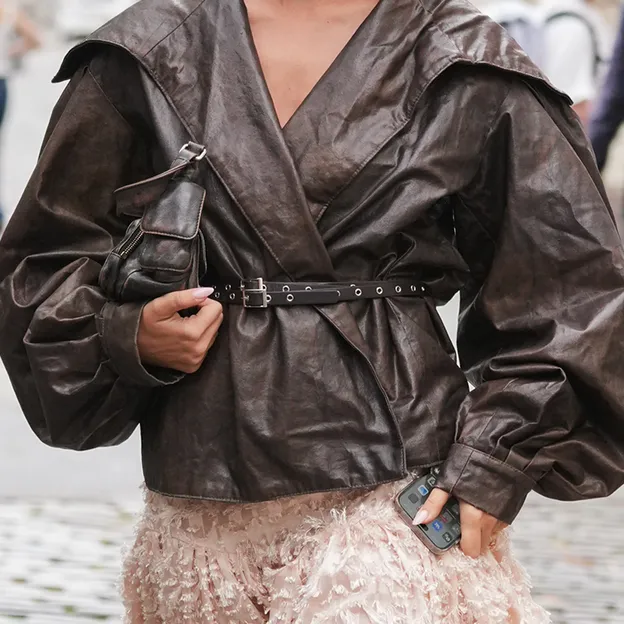 Vrouw met bruine leren jas in Kopenhagen tijdens Copenhagen Fashion Week