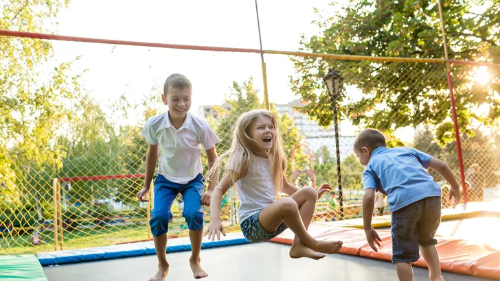 Kinderen op trampoline