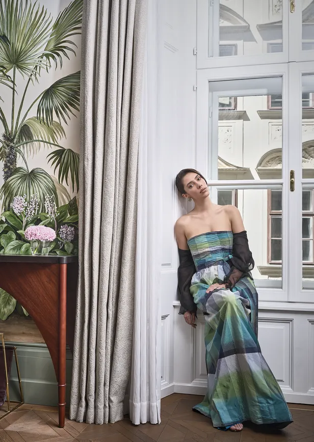 Jurk: Atil Kutoglu | Oorbellen: Katharina Husslein | Schoenen: STEFFL 6th floor