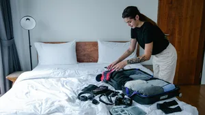 vrouw legt haar koffer op een bed