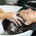 Vrouw wiens haar wordt gewassen bij de kapper