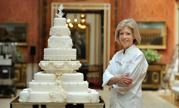 Fiona Cairns staat naast de koninklijke bruidstaart in Buckingham Palace