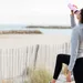 Foto van sportieve jonge vrouw die water drinkt tijdens wandeling.