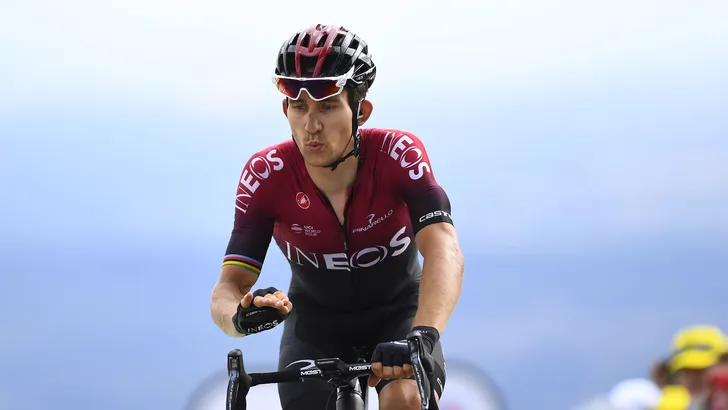 Michal Kwiatkowski helpt medisch personeel uit de brand