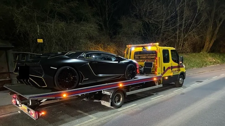 Gierige Lambo-rijder raakt auto kwijt om onbetaalde wegenbelasting