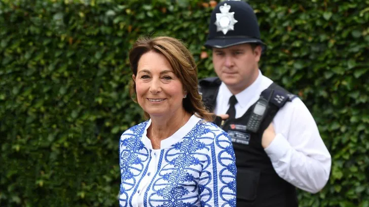 Carole Middleton geeft kerstboom aan kleinkinderen