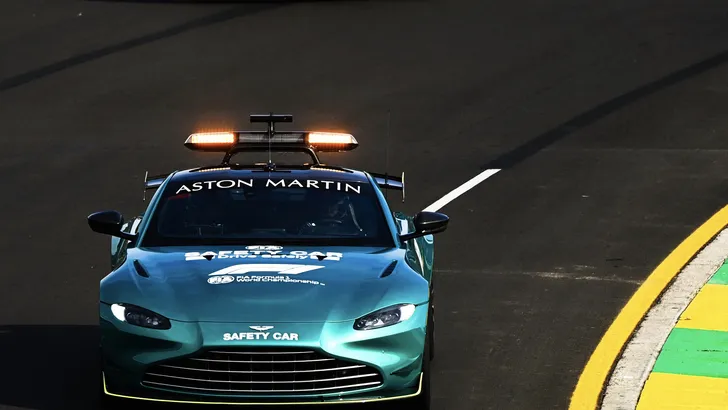 Verstappen: 'Aston Martin safety car is net een schildpad'