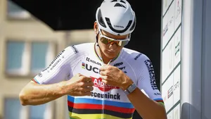 mathieu van der poel in regenboogtrui