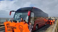 VIDEO: bus rijdt dwars door groep blokkeerhippies