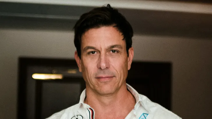 Wolff rakelt opnieuw oud zeer op: 'Iedereen weet dat Lewis Hamilton een achtste titel had moeten hebben'