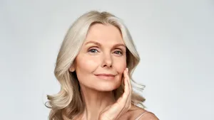 Oudere vrouw bezig met haar skincare.