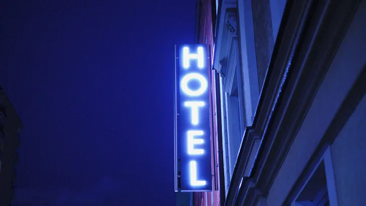 Britten kopen hotel na dronken avondje tijdens huwelijksreis