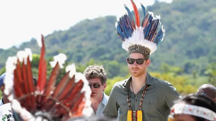 Zien: prins Harry als Hiawatha!  