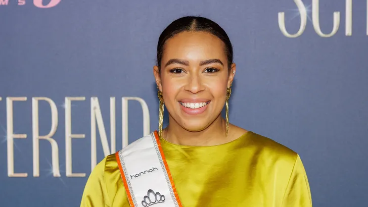 Miss Nederland 2024 Amber Rustenberg bij de première van Schitterend