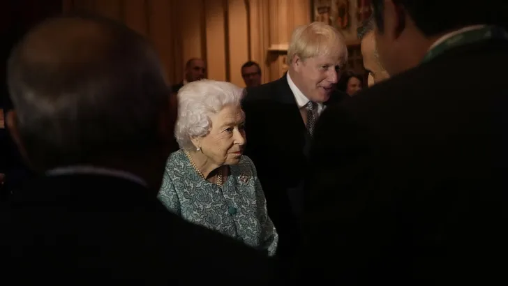 Foto van Queen Elizabeth en Boris Johnson in oktober 2021.