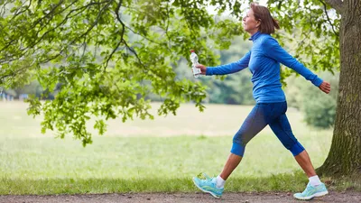 Vrouw aan het wandelen