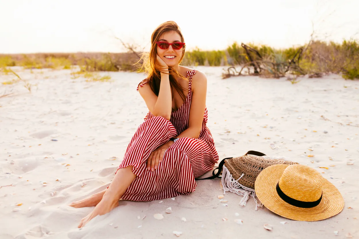 Tips kleding tropische vakantie: luchtige linnen stoffen zijn perfect.