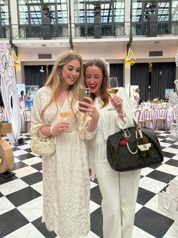 Emma en Rosanne bij The White Dinner 