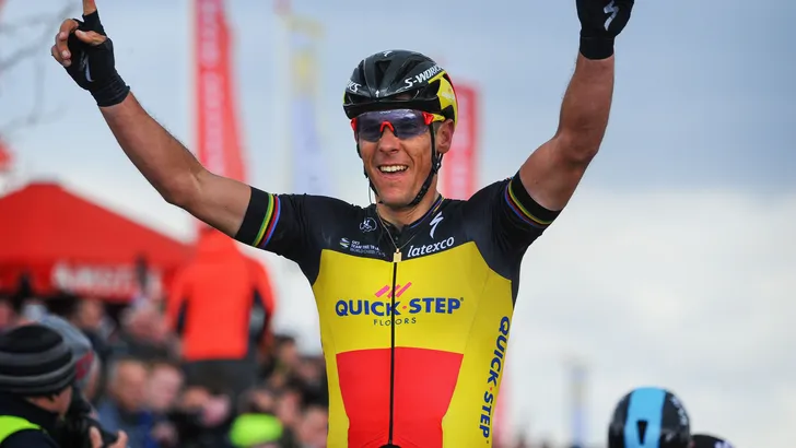 Philippe Gilbert glorieert in eerste etappe Ronde van Zwitserland; Küng nieuwe leider