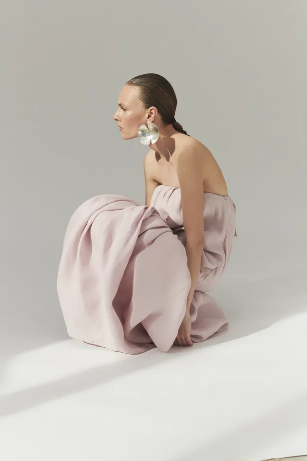 Zijden ballonjurk: Balenciaga | Zilveren oorbel: Marc Deloche
