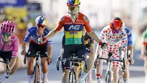 Patrick Lefevere kijkt met aandacht naar de Tour de France Femmes, maar wat hij ziet, valt hem niet mee. De spanning vergoedt een hoop, maar hij ziet dat het niveau ten opzichte van 2025 lager ligt.