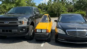 Man bouwt oude Ford Festiva om tot 's werelds smalste auto