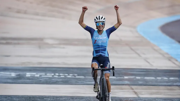 Deignan wint eerste Parijs-Roubaix voor vrouwen na indrukwekkende solo