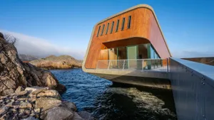 Foto van restaurant Under in Lindesnes, Noorwegen, dat zich half onder water bevindt.