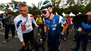 Een teleurgestelde wielrenner Paul Seixas wordt na afloop van de WK-finale in Montréal getroost, terwijl hij met een afwezige blik naast zijn racefiets staat.