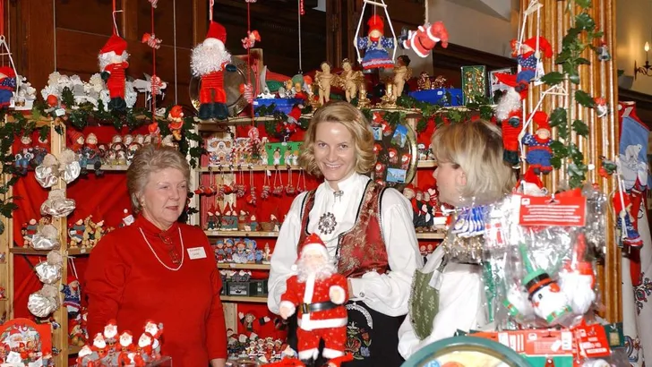 Gezellig: koninginnen op de kerstmarkt