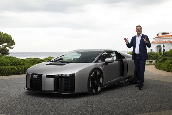 Audi-topman Gernot Döllner onthult het bijna productierijpe prototype aan de Côte d’Azur. Juist op het moment dat de EV-euforie afkoelt, zet Audi weer een benzine-elektrisch statement op wielen.