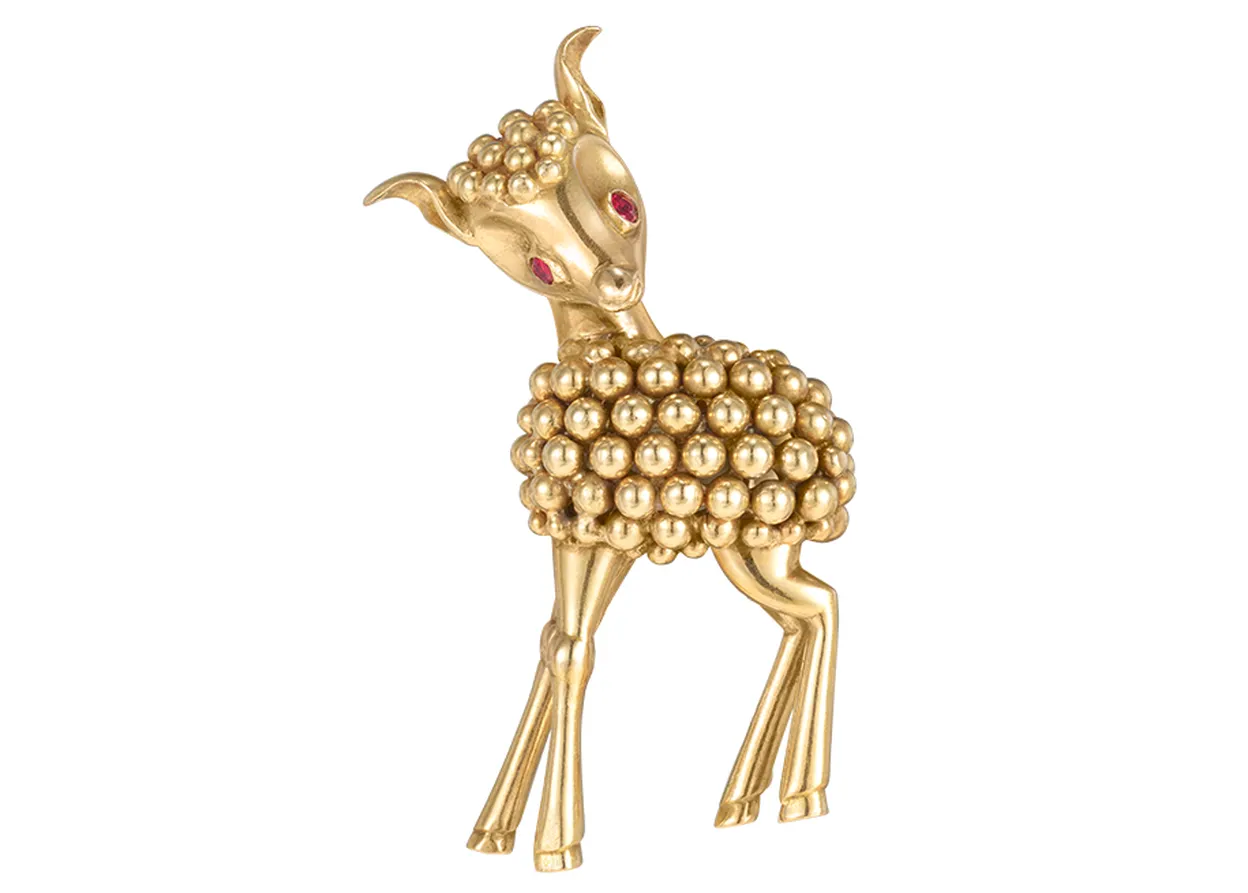 Biche clip (1960) uit de Heritage Collection | Geel-, rosé en witgoud met robijnen | © Van Cleef & Arpels