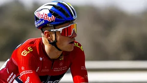Een teleurgestelde en uitgeputte Remco Evenepoel rijdt de zware bergrit in de UAE Tour.