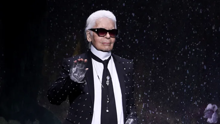 Britse actrice Jameela Jamil noemt Karl Lagerfeld vrouwenhater