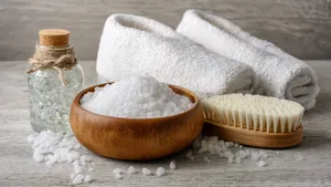 Waarom steeds meer mensen een bakje zout in de badkamer zetten