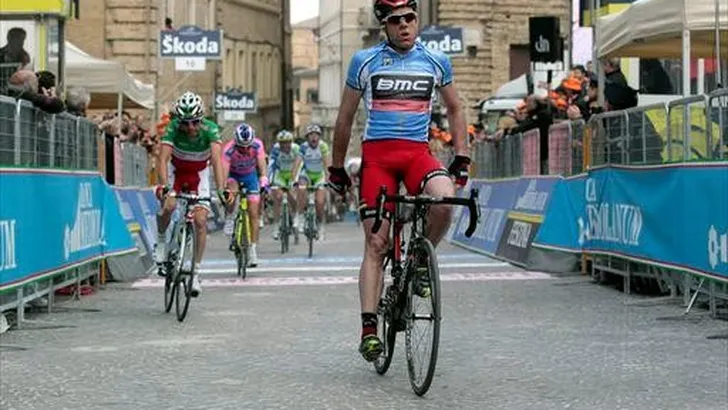 Tirreno: Evans verstevigt de leiding dankzij winst