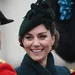Prinses Kate met een hoofdaccessoire op haar hoofd tijdens bezoek.