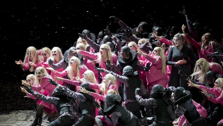 De Nationale Opera houdt een grote kostuumverkoop