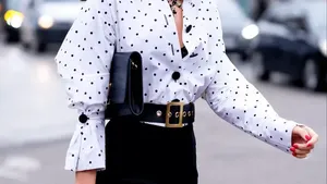 Vrouw met polkadot blouse