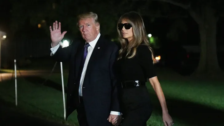 Melania Trump houdt de gemoederen bezig met haar look: waarom een zonnebril op als het donker is?