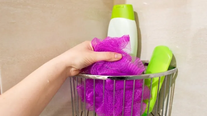 Waarom je nooit een douche puff moet gebruiken