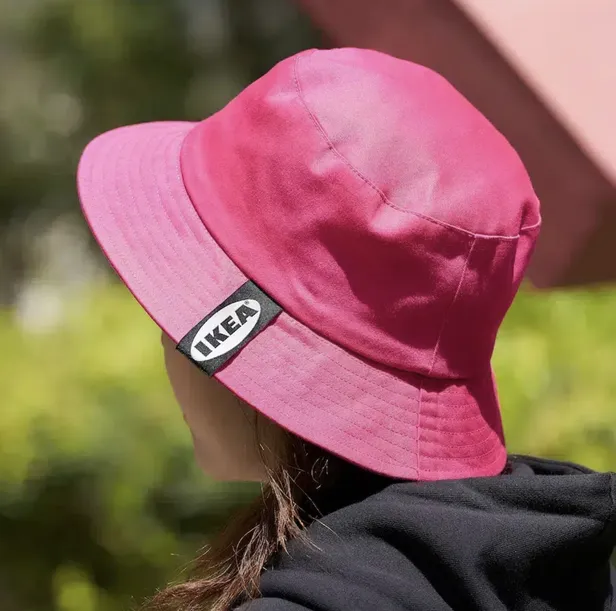 Moderne streetwear-items van Ikea: een t-shirt en bucket hat in minimalistische stijl.