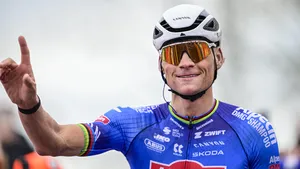 Mathieu van der Poel lacht bij het passeren van de finish van Omloop Het Nieuwsblad.