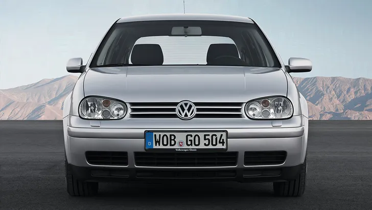 Golf 4 1.6 blijkt prima GTA-tank, schakelt vijf politiewagens uit