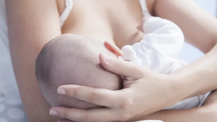 Viral: Foto van werkende moeder die tweeling borstvoeding geeft